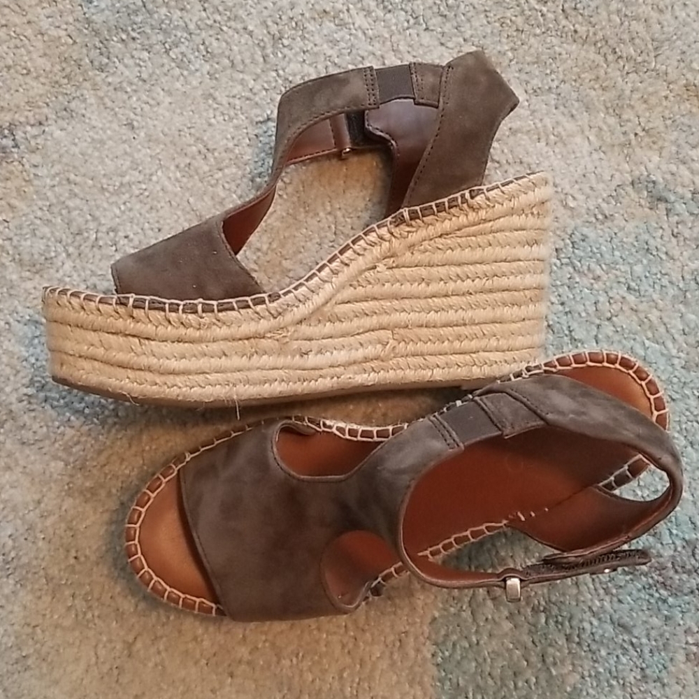 Dark olive wedges with gold accent